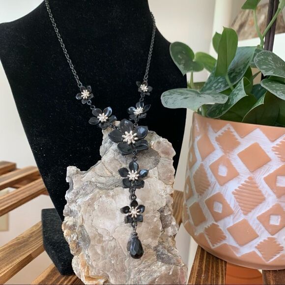 Flower drop sparkle necklace - Picture 4 of 8